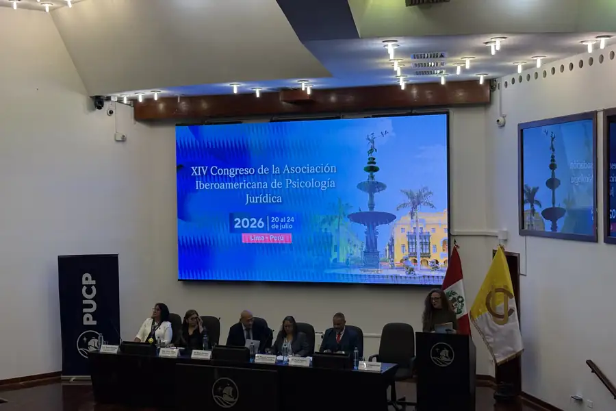 Mesa de autoridades durante el acto inaugural del congreso en la Pontificia Universidad Católica del Perú