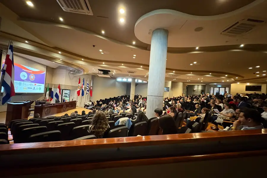 Auditorio con cientos de asistentes durante el plenario del XIV Congreso Iberoamericano en Lima