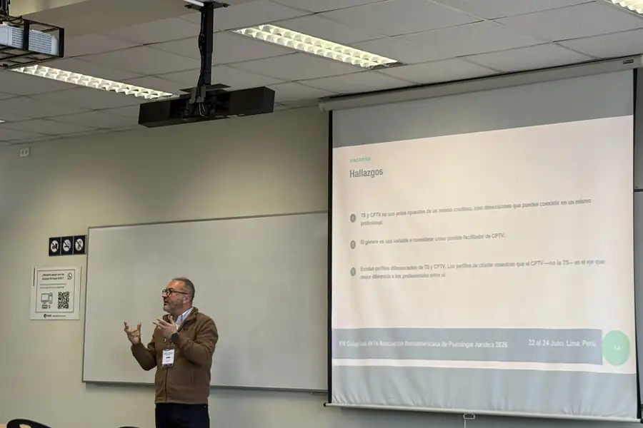 Ponente presentando hallazgos de investigación ante la sala