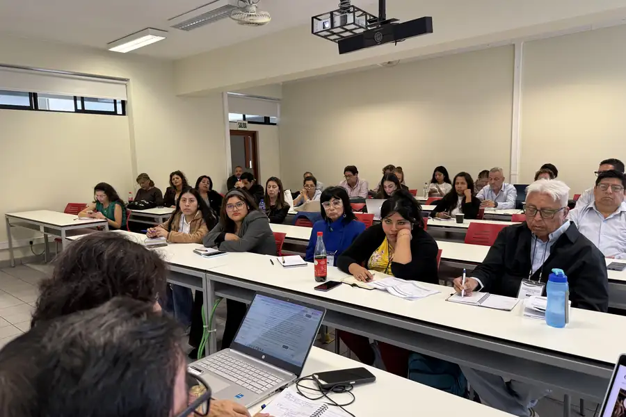 Sala de trabajo con participantes tomando notas durante una sesión del congreso